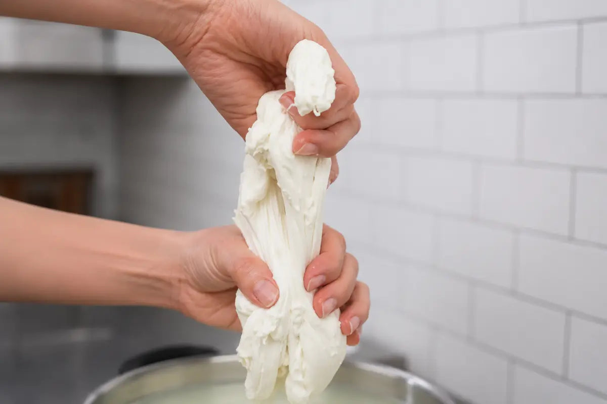 Mozzarella curd stretching